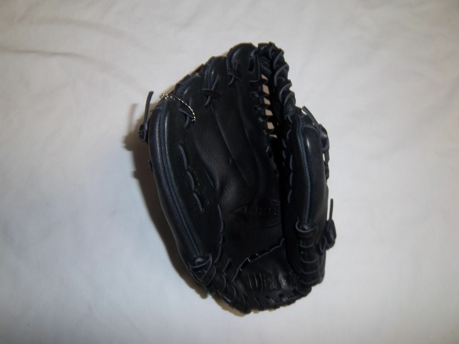 WILSON A1002 1796B 11 3/4' BASEBALL GLOVE LH PLAYER(GOES ON RIGHT HAND)