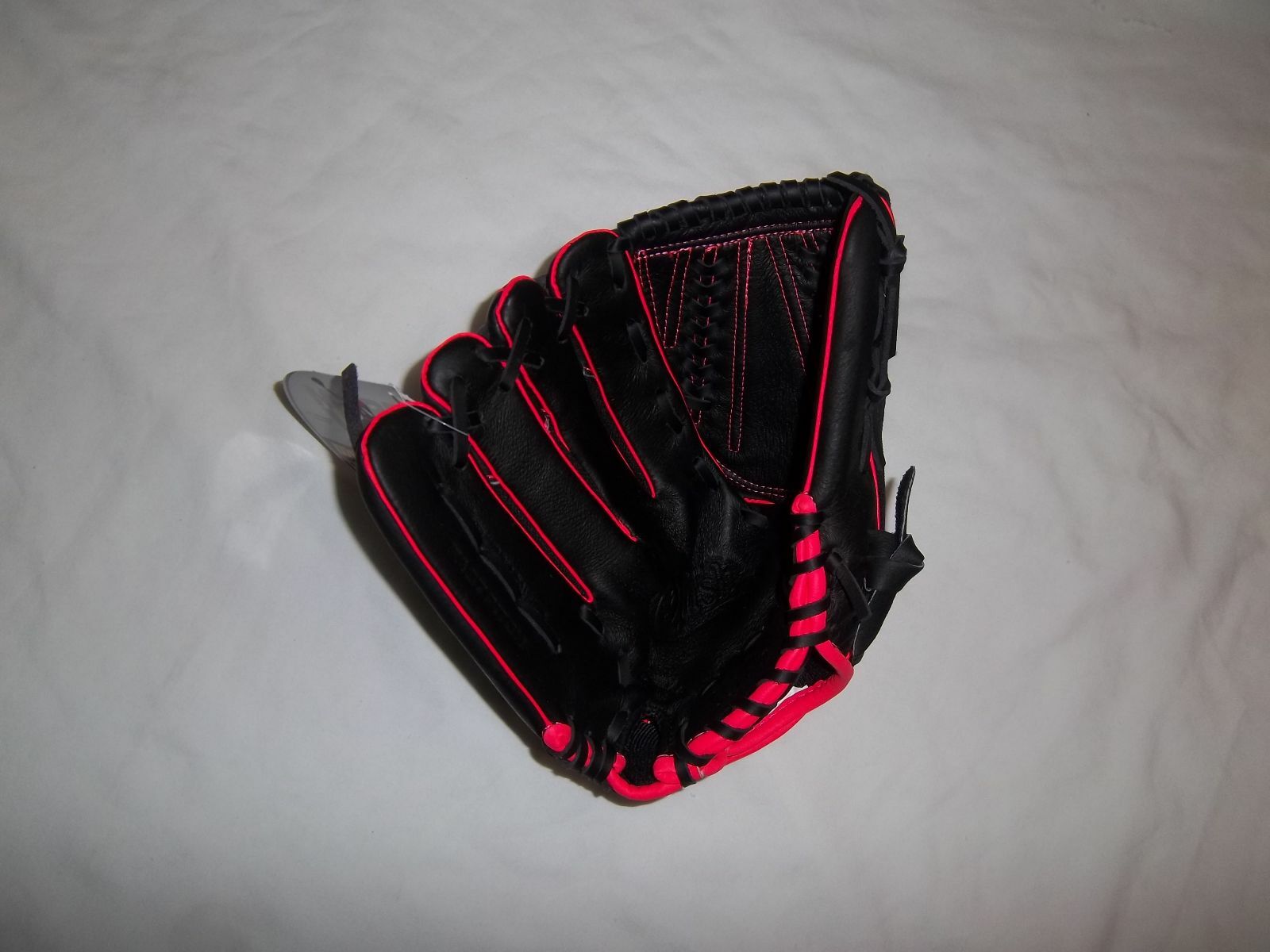 WILSON WTA04RF1612  12'' FASTPITCH SOFTBALL  GLOVE LH PLAYER-GOES ON RIGHT HAND