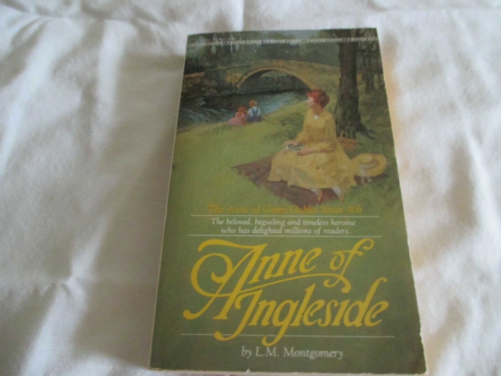 ANNE OF INGLESIDE BY L.M. MONTGOMERY  (PAPER BACK)