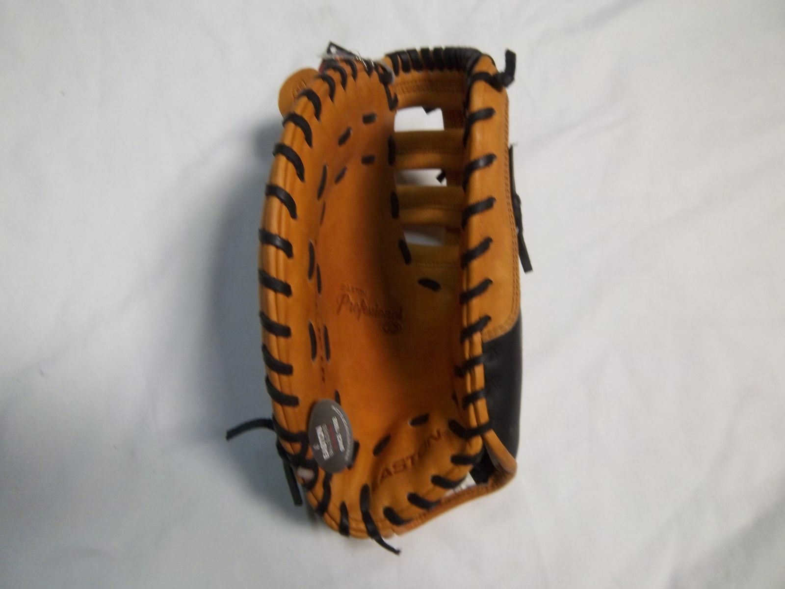 EASTON PR0-32TB FIRST BASE  BASEBALL MITT LPLAYER(GOES ON RIGHT HAND)