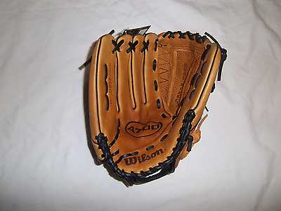 WILSON A702 13 '' SLOW PITCH SOFTBALL GLOVE (LH PLAYER-GOES ON RIGHT HAND)