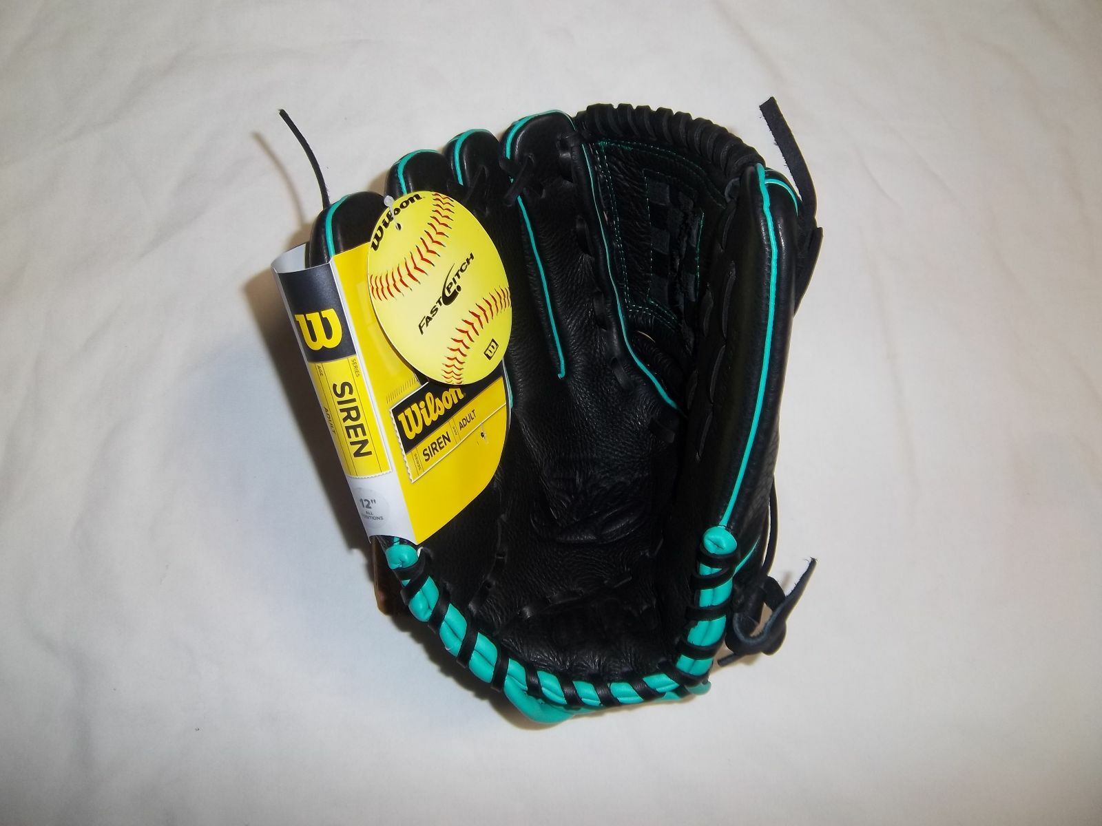 WILSON WTA05LF1612 12 '' FASTPITCH SOFTBALL GLOVE LH PLAYER-GOES ON RIGHT HAND