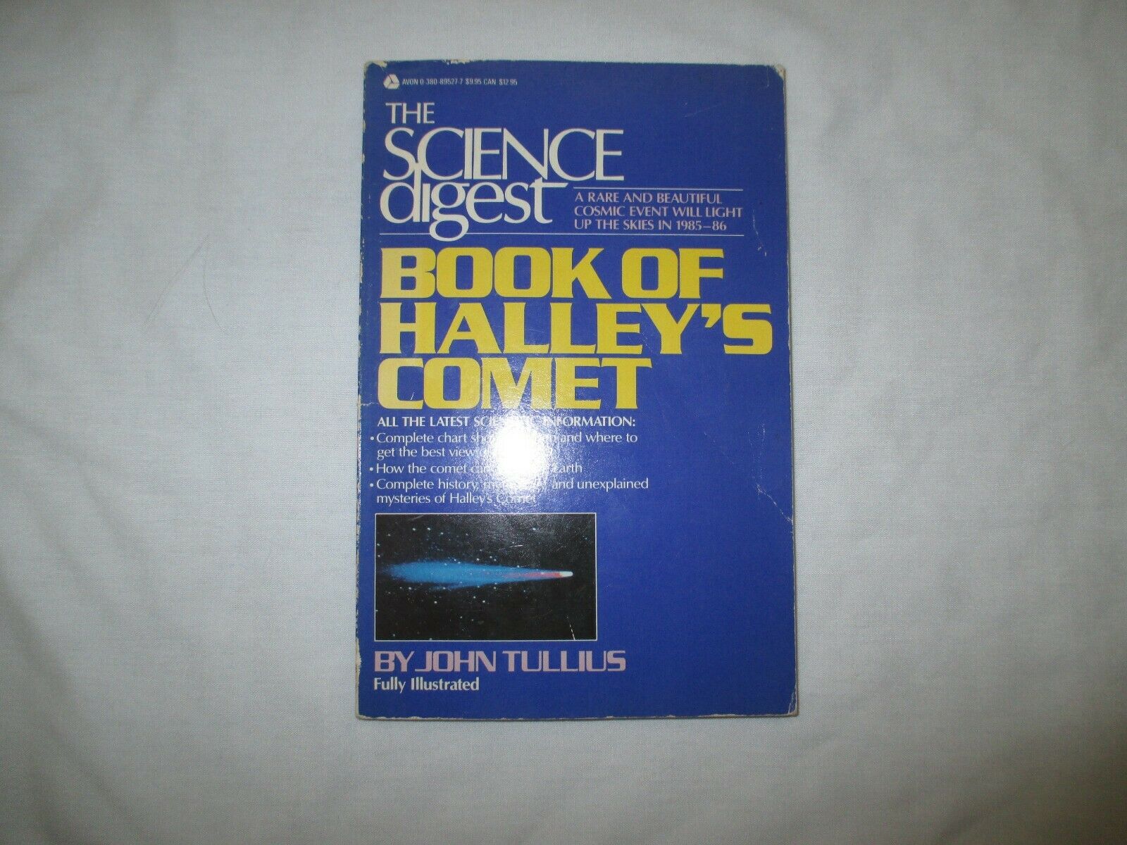 BOOK OF HALLEY'S COMET   BOOK PAPER BACK
