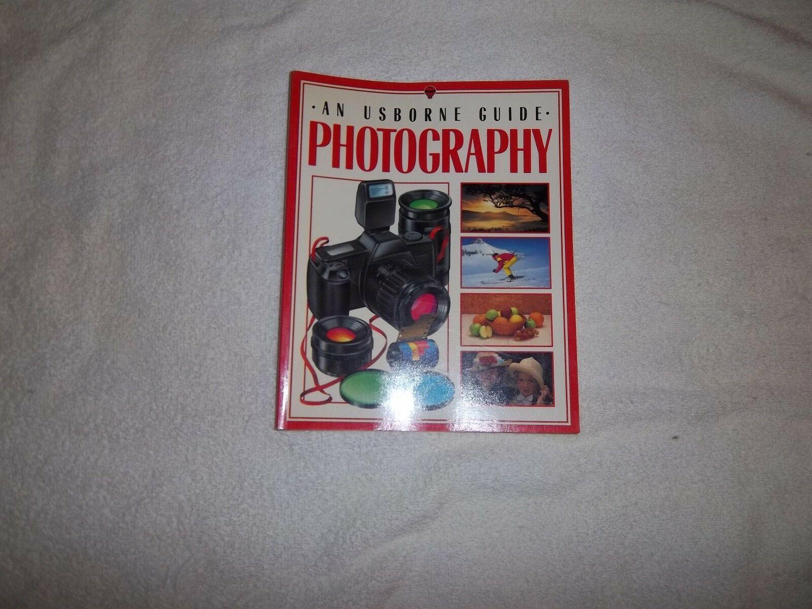 PHOTOGRAPHY-AN USBORNE GUIDE (PAPER BACK)