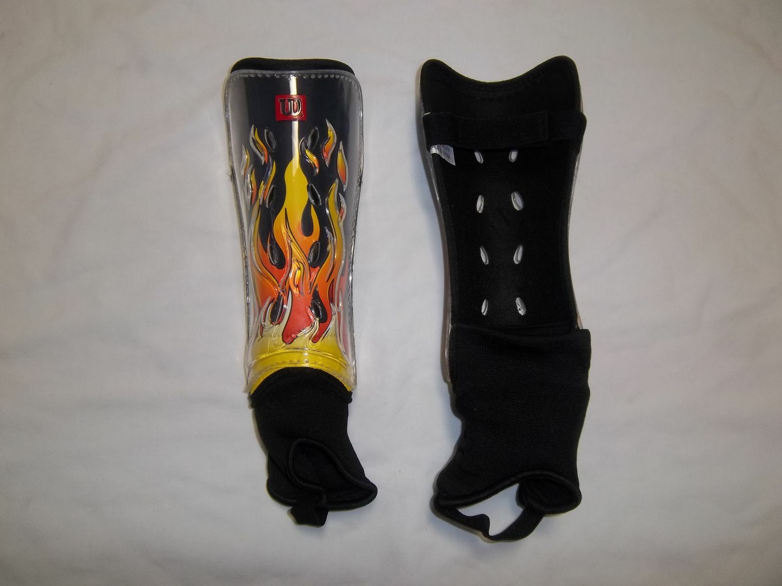 WILSON WSP5402 SOCCER SHIN GUARDS TWO DIFFERENT SIZES
