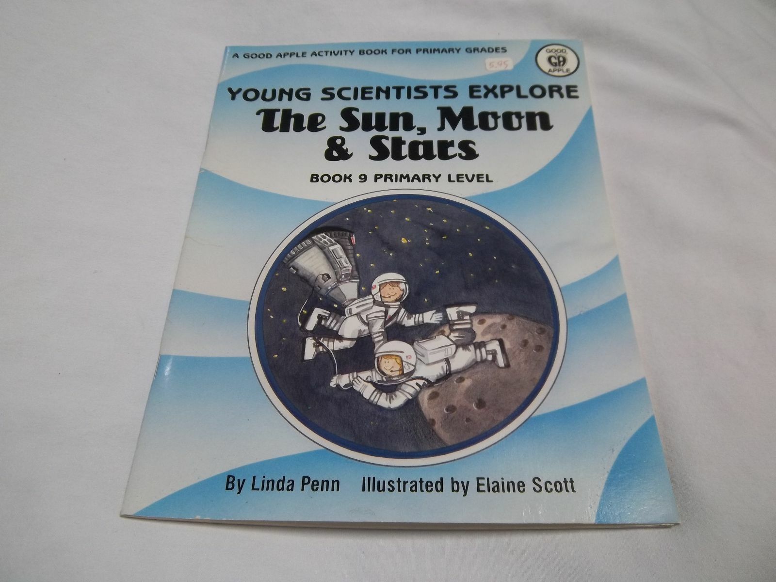 YOUNG SCIENTISTS EXPLORE  THE SUN, MOON, AND STARS (PRIMARY LEVEL)PAPER BACK