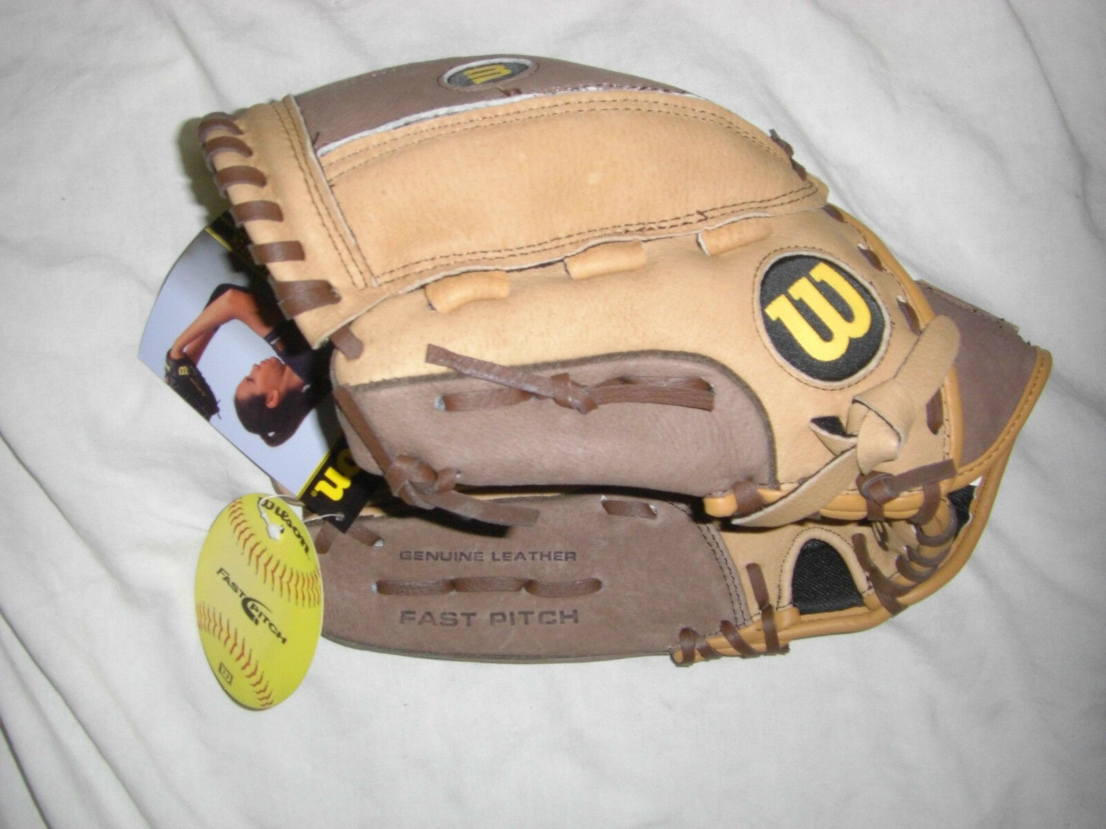 WILSON A0442  11 '' BR FASTPITCH GLOVE -  LH PLAYER GOES ON RIGHT HAND