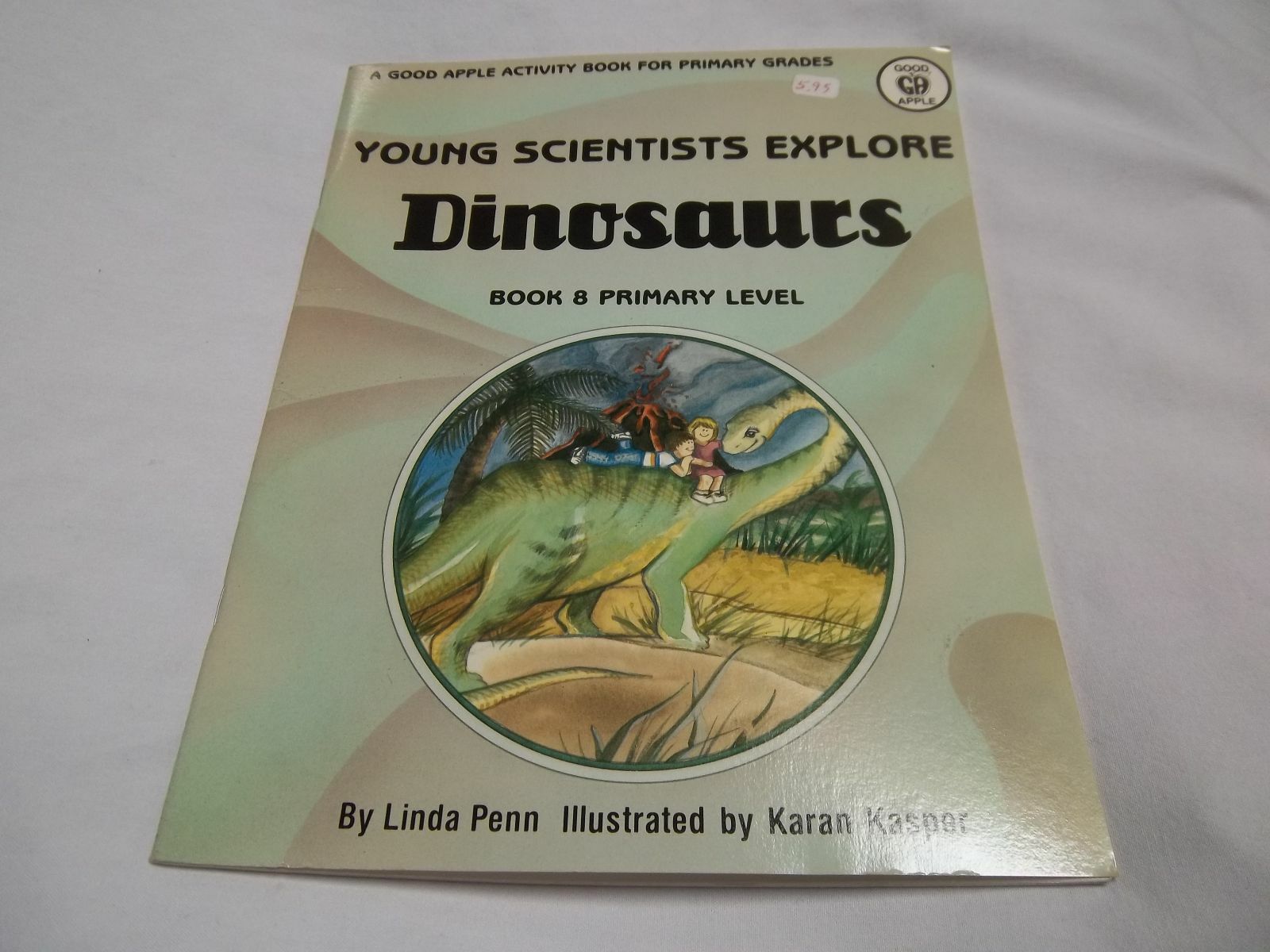 YOUNG SCIENTISTS EXPLORE DINOSAURS (PRIMARY LEVEL)PAPER BACK