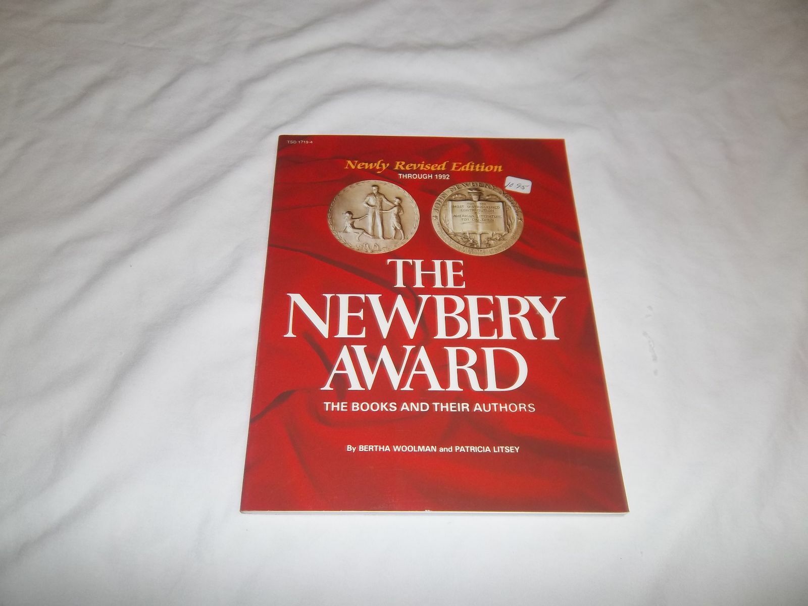 THE NEWBERRY AWARD-THE BOOKS :& THEIR AUTHORS 1992 EDITION  (PAPERBACK)